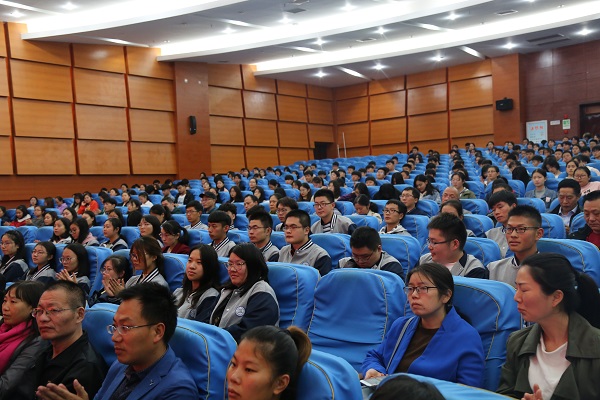 图为淮师学子聆听劳模宣讲.JPG 图为淮师学子聆听劳模宣讲.JPG